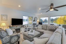 其他 Spanaway Lakefront House: Dock, Fire Pit