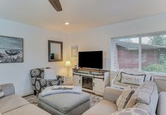 其他 6 Spanaway Lakefront House: Dock, Fire Pit