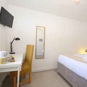 Room 1 Modern 4 Bed Townhouse with Parking, Dusk till Dawn Poker and Casino Hotels