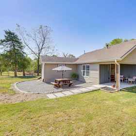 Primary image112 Mi to Dtwn Fayetteville: Home w/ Fire Pit!,阿肯色州別墅