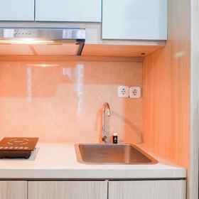 Private kitchen 7 Exclusive Studio Apartment At Benson Supermall Mansion, Khách sạn Dukuh Pakis