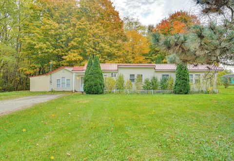 Others 5 Mi to Lake Erie Access: Quiet Cottage w/ Yard!