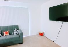 Others 4 Modern 1BR in Elkins Park - Parking Pool