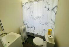 Others 7 1-br Glenside - Long Term Available Parking