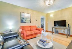 Lainnya 2 2 Mi to Walden Galleria: Home w/ Furnished Deck!