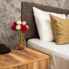 Room 1 Honey Hotel, Full Moon Shoes Hotels