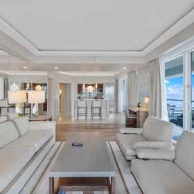 Room 1 คอนโดติดชายหาดพร้อมระเบียงกว้างขวาง, โรงแรม & ที่พัก Las Olas Riverfront