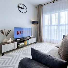 Room1Modern Studio Retreat with City Views at Alanis,雪邦飯店