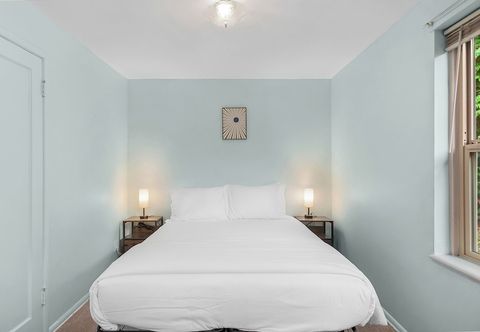 อื่นๆ Greenwood's Wildflower Glow WalkScore 81