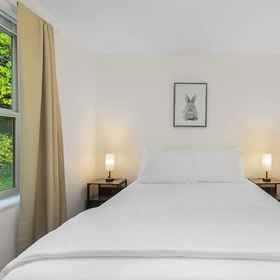 Room 1 Greenwood's Lavender Haze - WalkScore 81, โรงแรม & ที่พัก King County