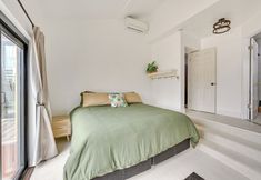 Others 4 Steps to Beach: 'house Kitsune' in Oceanside