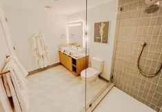 Others 2 Luxurious Downtown Escape