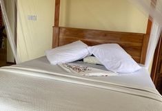 Lainnya 5 Authentic Mikoko Beach & Cottages