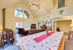 Lainnya 6 Ski, Fish & Explore: Packwood Home w/ Sauna!