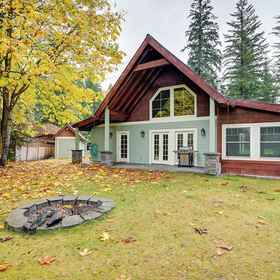 Primary image1Hike, Fish & Swim: Packwood Home on Golf Course!,刘易斯县飯店