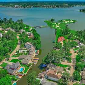 Interior1Dock & Outdoor Entertainment: Home on Lake Conroe,Resort Attractions, Inc.飯店