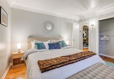 Others 3 2 Mi to Downtown Flushing: Spacious Retreat!