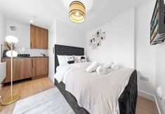 Others 7 Spacious 4BR Home in Brentford, Free Parking