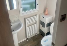 Others 6 Charming 2-bed Chalet in Tuxford