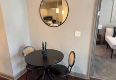 อื่นๆ 4 Ebony Ivory Midtown King Bed