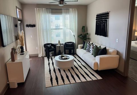 その他 Ebony Ivory Midtown King Bed