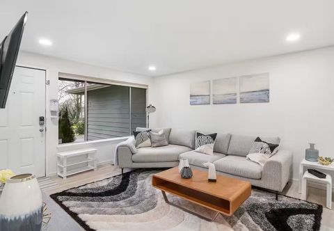 Others Comfortable Kirkland Home for Family & Remote Work