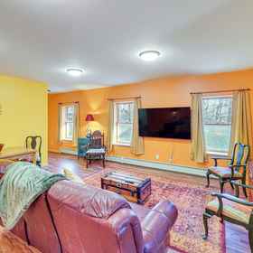 Primary image1Near Historic Sites: Colorful Hyde Park Apartment!,达奇斯县公寓