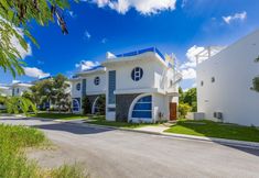 Others 6 Relaxing 3-bedroom Villa With Pool Rooftop Jacuzzi in a Secluded Setting