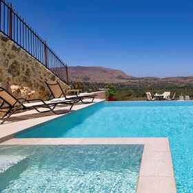 Room 1 Iconic Villa With Private Pool and sea View, Hotel Unit Wilayah Chania