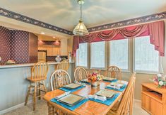 Others 7 Large Condo w/ Hot Tub Access, 1 ½ Mi to Parkway!