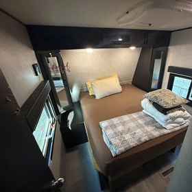 Room 1 The Luxe Trailer Escape, Hotel King Memorial
