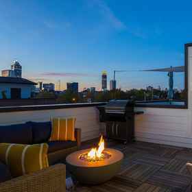 Room 1 Stylish Midtown Home w Rooftop Views by Silverx, Khách sạn Institute of Paper and Science Technology