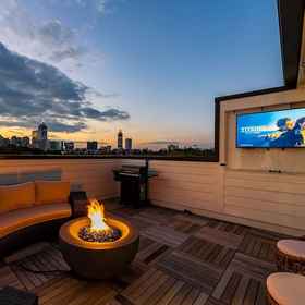 Room 1 Luxurious Midtown Home Rooftop Views by Silverx, Five Points Hotels
