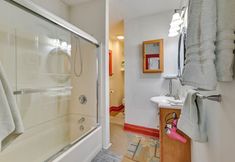 其他 2 < 1 Mi to Rivers Casino: Downtown Schenectady Apt