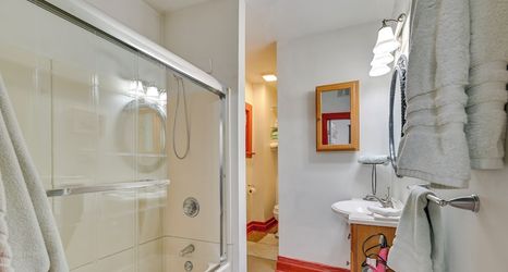 其他 2 < 1 Mi to Rivers Casino: Downtown Schenectady Apt