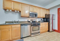 其他 5 < 1 Mi to Rivers Casino: Downtown Schenectady Apt