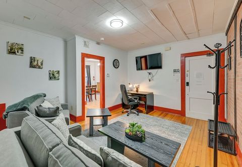 其他 < 1 Mi to Rivers Casino: Downtown Schenectady Apt