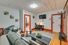 其他 < 1 Mi to Rivers Casino: Downtown Schenectady Apt