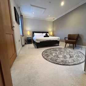 Room 1 เอลิแกนท์รีทรีท: สไตล์คลาสสิกและความสะดวกสบายสมัยใหม่, โรงแรม & ที่พัก ทอนบริดจ์แอนด์มอลลิงดิสตริกต์