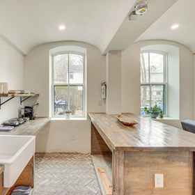 Primary image1Walk to Waterfront: Chic Hudson Valley Garden Apt,Nuvance Health The Heart Center, a division of Hudson Valley Cardiovascular Practice, P.C. Kingston飯店