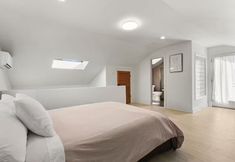 其他 2 Joyful Kirkland Home, Near Beach, Hot Tub & AC