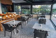 Others 5 Lucky Monkey Midi Hotel