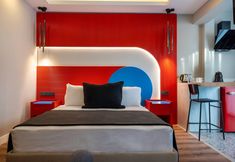 Others 6 Lucky Monkey Midi Hotel