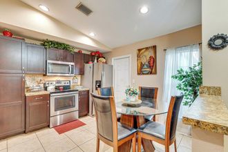 Lain-lain 4 4 Mi to Bonnet Springs Park: Home w/ Patio & Yard!