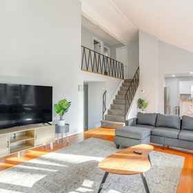 Primary image13 Mi to Dtwn: Home w/ Yard in Newark,鲍勃·卡彭特中心飯店