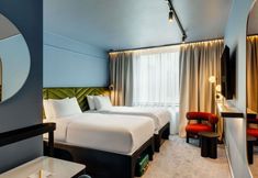 기타 7 TRIBE Krakow Old Town