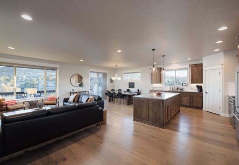 Lain-lain Elevated Escape Eagle Crest