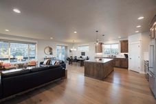 Lain-lain Elevated Escape Eagle Crest