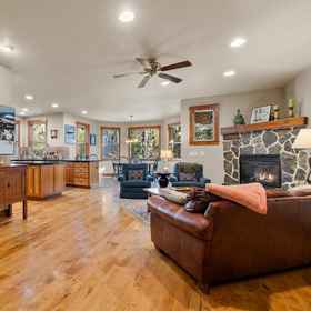 Primary image 1 Skyliner Summit Chalet, Hotel Gimnasium Bend Rock