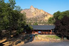 其他 Smith Rock Base Camp Sleeps 6!